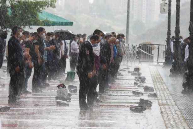 Foto - Sağanak yağmur altında cuma namazını böyle kıldılar