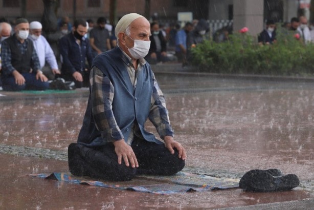 Foto - Sağanak yağmur altında cuma namazını böyle kıldılar