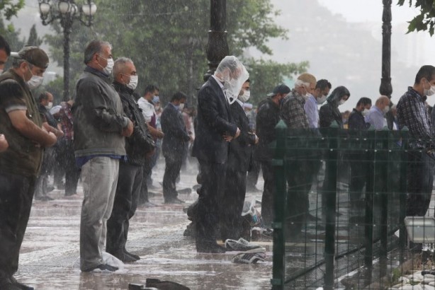 Foto - Sağanak yağmur altında cuma namazını böyle kıldılar