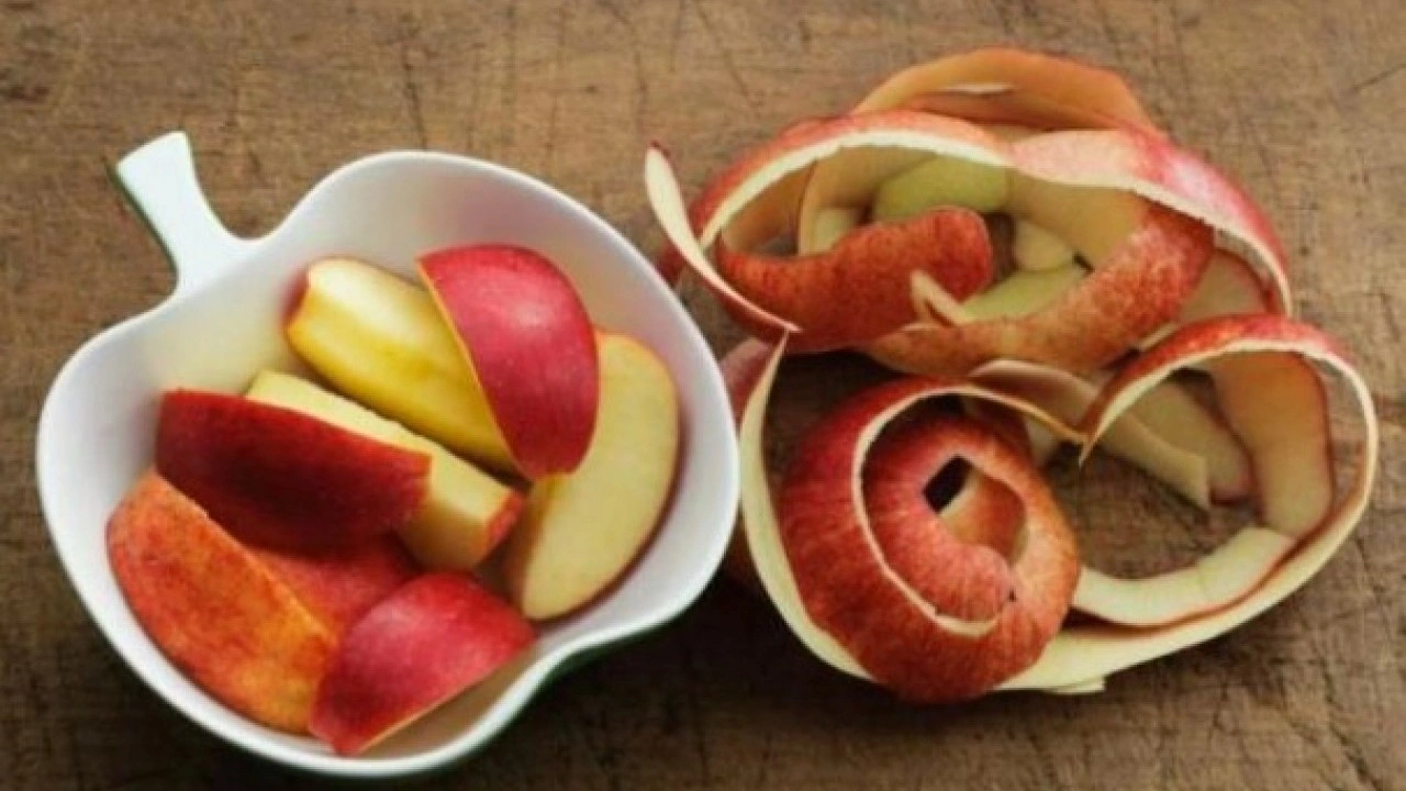 Foto - Sağlığa öyle bir yararı var ki..! Elmanın kabuğunu çöpe atanlar dikkat