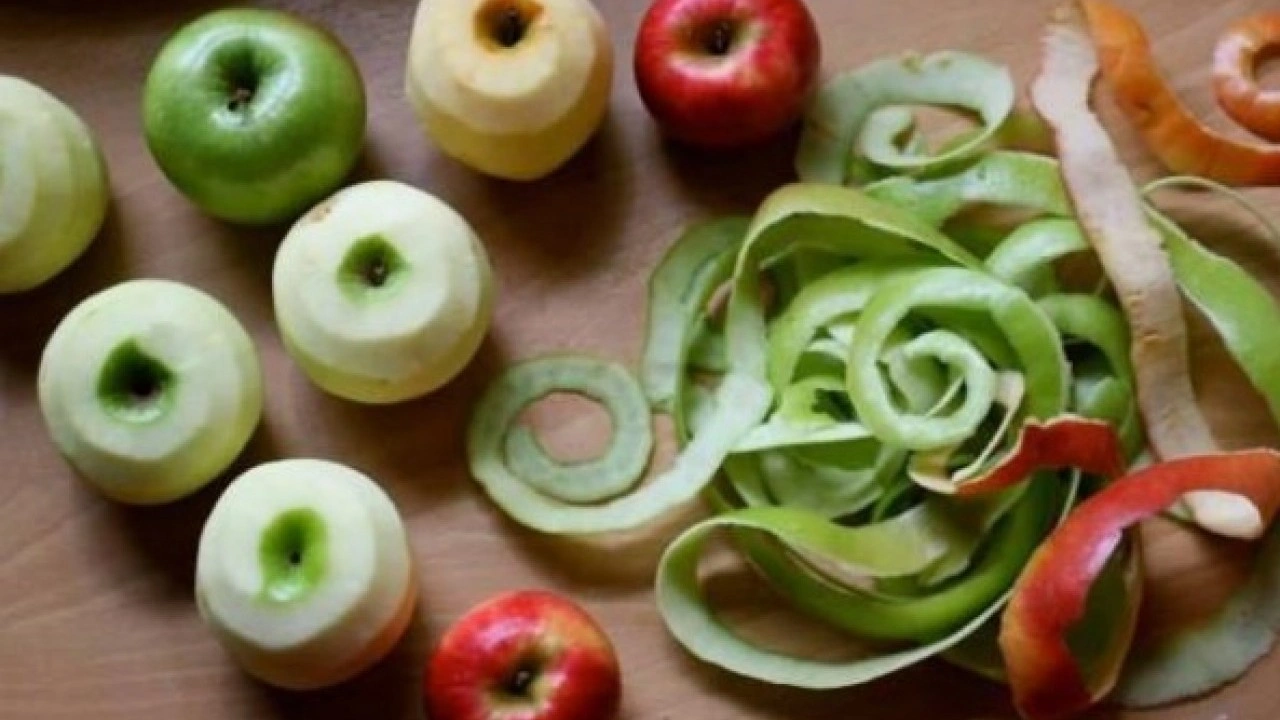 Sağlığa öyle bir yararı var ki..! Elmanın kabuğunu çöpe atanlar dikkat