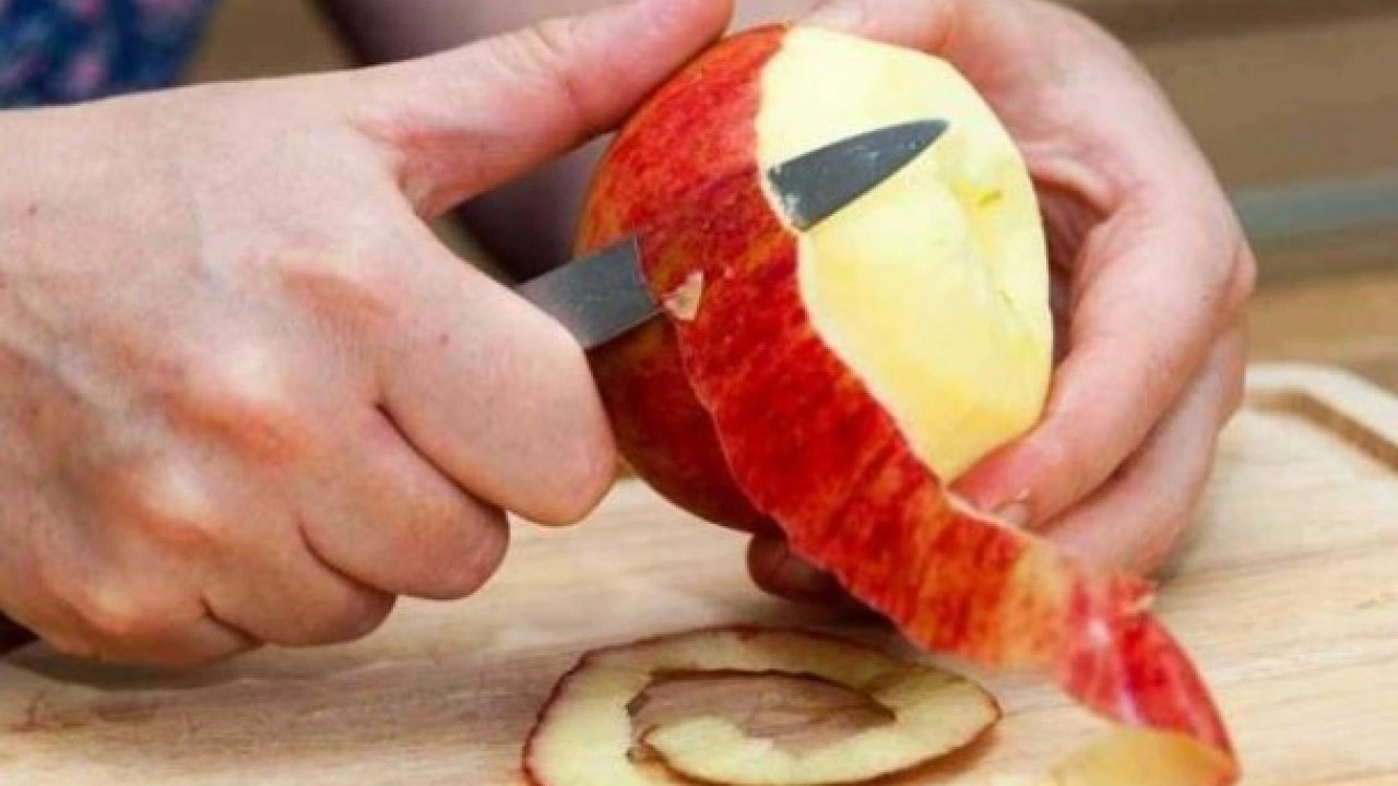 Foto - Sağlığa öyle bir yararı var ki..! Elmanın kabuğunu çöpe atanlar dikkat