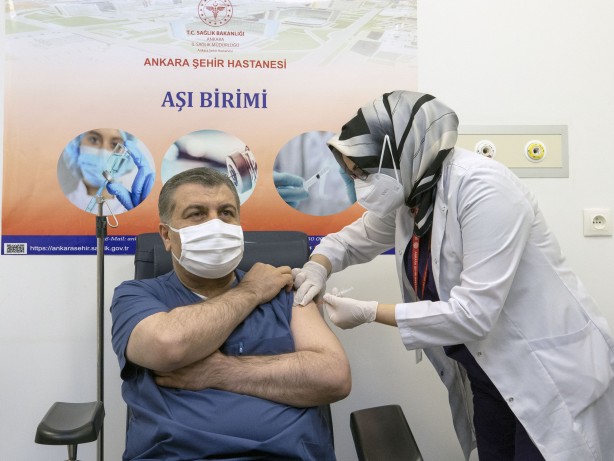 Sağlık Bakanı Fahrettin Koca ile Bilim Kurulu üyeleri de aşı oldu