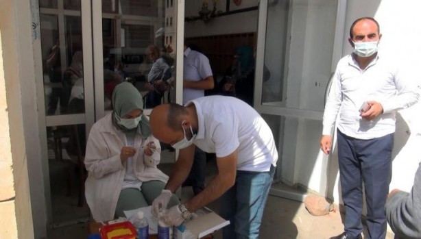 Foto - Sağlıkçılardan büyük fedakarlık! Kahve kahve gezip aşı yaptılar