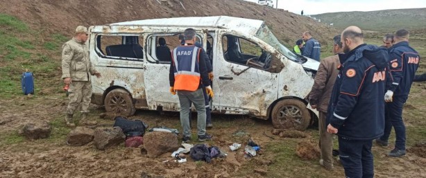Foto - Sağlıkçıları taşıyan minibüs şarampole uçtu: Çok sayıda yaralı var