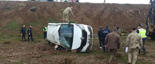 Sağlıkçıları taşıyan minibüs şarampole uçtu: Çok sayıda yaralı var