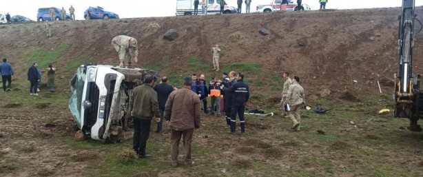 Foto - Sağlıkçıları taşıyan minibüs şarampole uçtu: Çok sayıda yaralı var