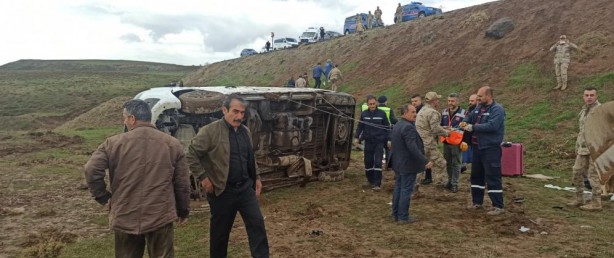 Foto - Sağlıkçıları taşıyan minibüs şarampole uçtu: Çok sayıda yaralı var
