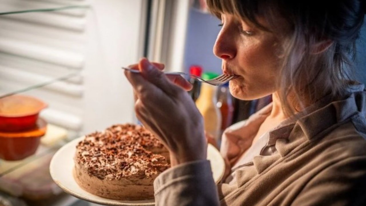 Sağlıklı besinler yeseniz bile..! Geceleri atıştırmanın riski belli oldu