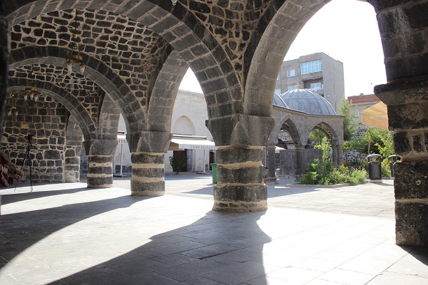 Foto - Sahabelerin eliyle camiye çevrilen sembol: Ulu Camii