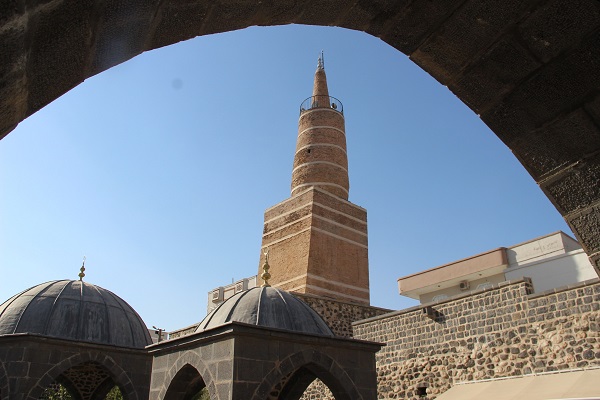 Foto - Sahabelerin eliyle camiye çevrilen sembol: Ulu Camii