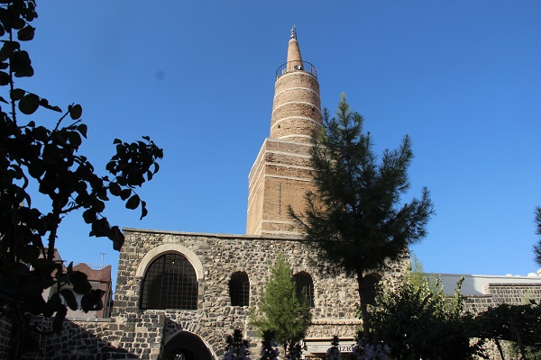 Foto - Sahabelerin eliyle camiye çevrilen sembol: Ulu Camii