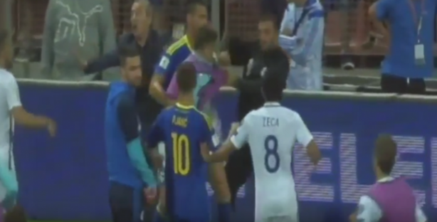 Foto - Sahada yumruk yedi, dişleri döküldü!