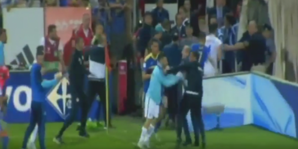 Foto - Sahada yumruk yedi, dişleri döküldü!