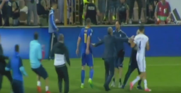 Foto - Sahada yumruk yedi, dişleri döküldü!