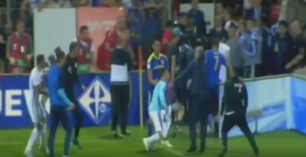 Foto - Sahada yumruk yedi, dişleri döküldü!