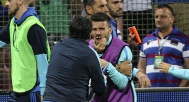 Foto - Sahada yumruk yedi, dişleri döküldü!