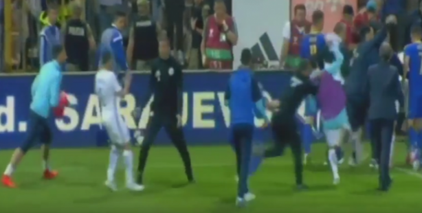 Foto - Sahada yumruk yedi, dişleri döküldü!