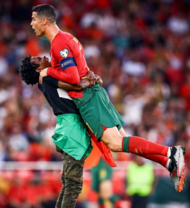 Foto - Sahaya dalan taraftar Ronaldo'yu şekilden şekle soktu