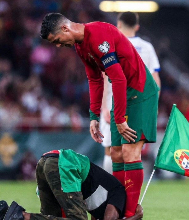 Foto - Sahaya dalan taraftar Ronaldo'yu şekilden şekle soktu