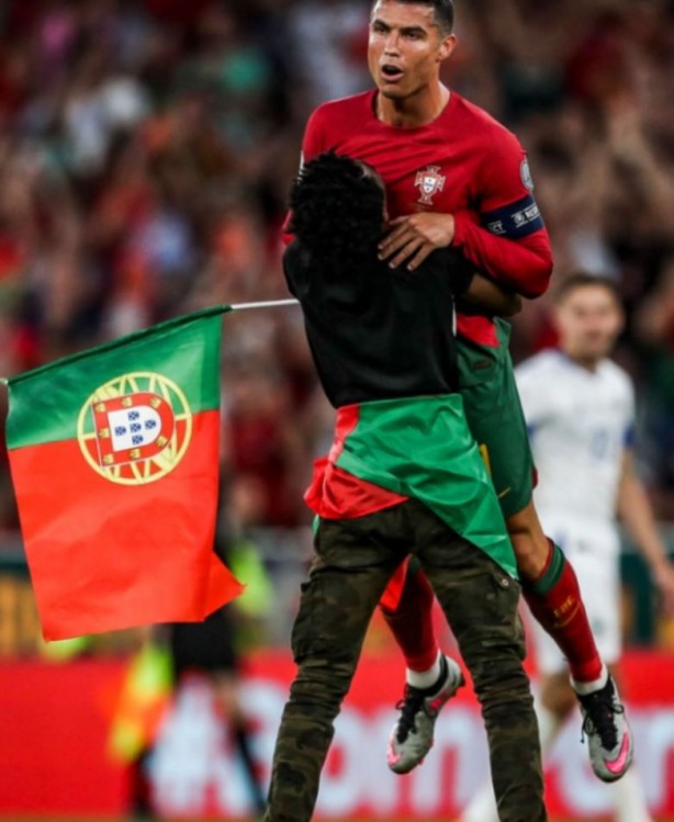 Foto - Sahaya dalan taraftar Ronaldo'yu şekilden şekle soktu