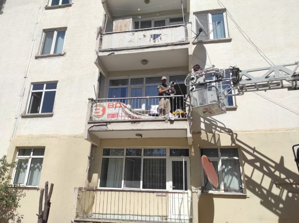 Foto - Sahibi tarafından evde aç susuz bırakılan köpeği itfaiye kurtardı!