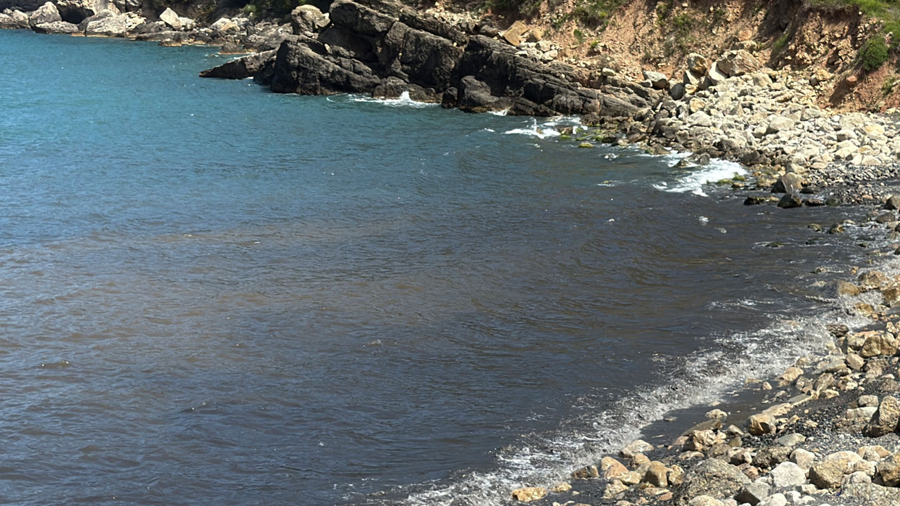 Foto - Sahil siyaha büründü! Binlerce turistin geldiği sahilde kirlilik alarmı