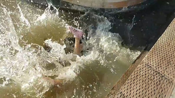 Foto - Sahilde oturan kızı bir anda suya çekti