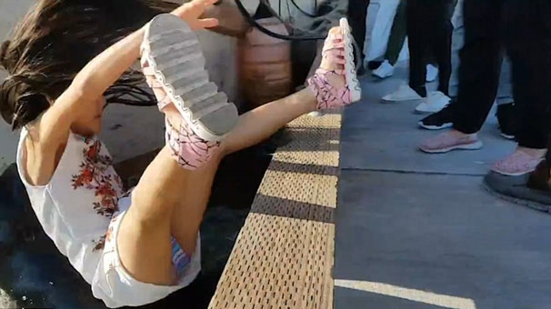 Foto - Sahilde oturan kızı bir anda suya çekti