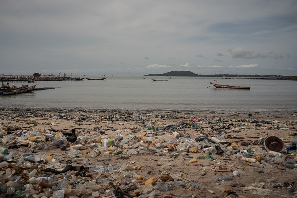 Foto - Sahildeki çöpler sağlığı tehdit ediyor
