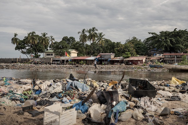 Foto - Sahildeki çöpler sağlığı tehdit ediyor