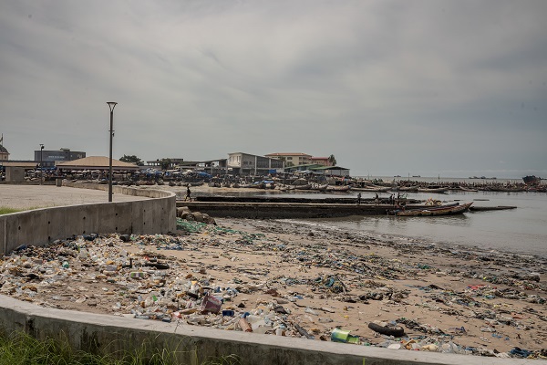 Foto - Sahildeki çöpler sağlığı tehdit ediyor