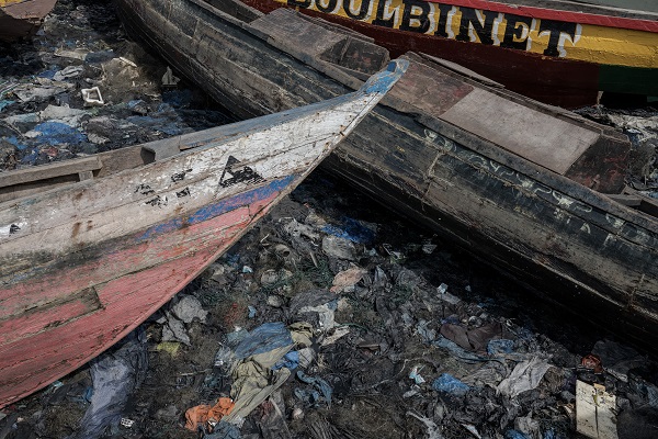 Foto - Sahildeki çöpler sağlığı tehdit ediyor