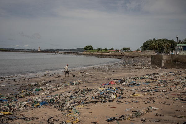 Foto - Sahildeki çöpler sağlığı tehdit ediyor