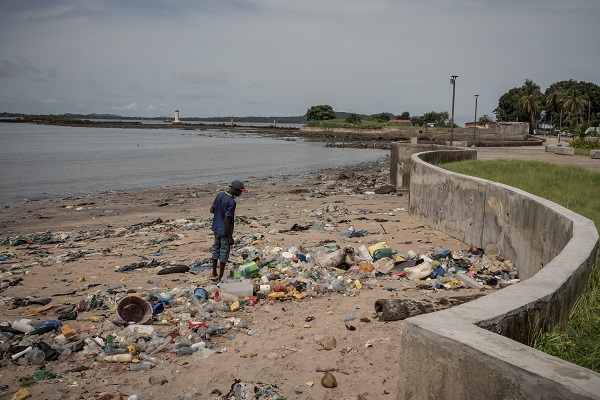 Foto - Sahildeki çöpler sağlığı tehdit ediyor