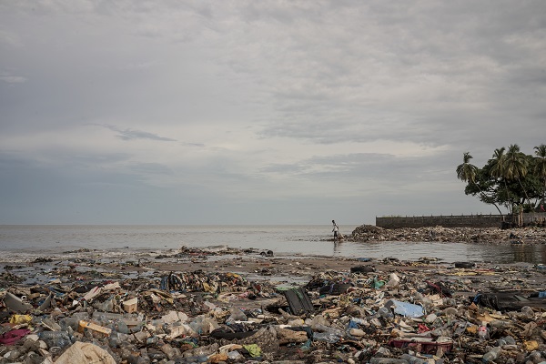 Foto - Sahildeki çöpler sağlığı tehdit ediyor