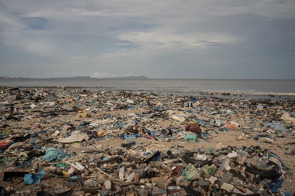 Foto - Sahildeki çöpler sağlığı tehdit ediyor