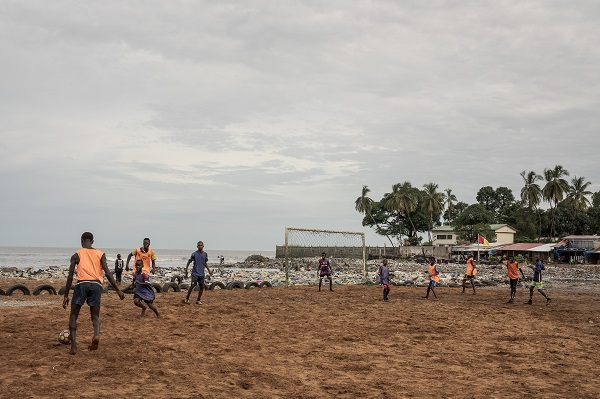 Foto - Sahildeki çöpler sağlığı tehdit ediyor