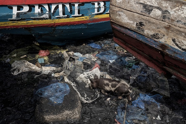 Foto - Sahildeki çöpler sağlığı tehdit ediyor