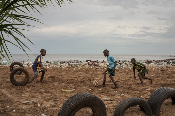Foto - Sahildeki çöpler sağlığı tehdit ediyor