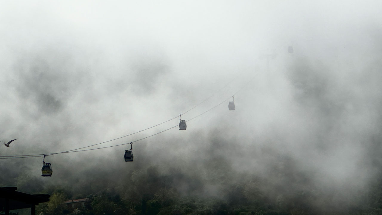 Sahilden dağlara uzanan sis! Boztepe manzarası beyaza büründü