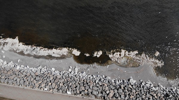 Foto - Sahile gelenler hayatlarının şokunu yaşıyor | Van Gölü'ndeki çekilme uzaydan görüntülendi! 