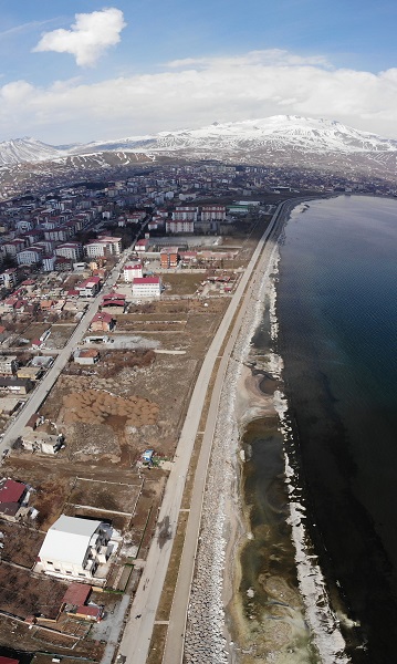 Foto - Sahile gelenler hayatlarının şokunu yaşıyor | Van Gölü'ndeki çekilme uzaydan görüntülendi! 