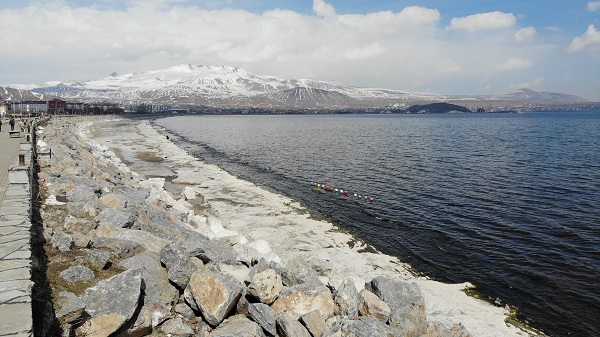 Sahile gelenler hayatlarının şokunu yaşıyor | Van Gölü'ndeki çekilme uzaydan görüntülendi! 
