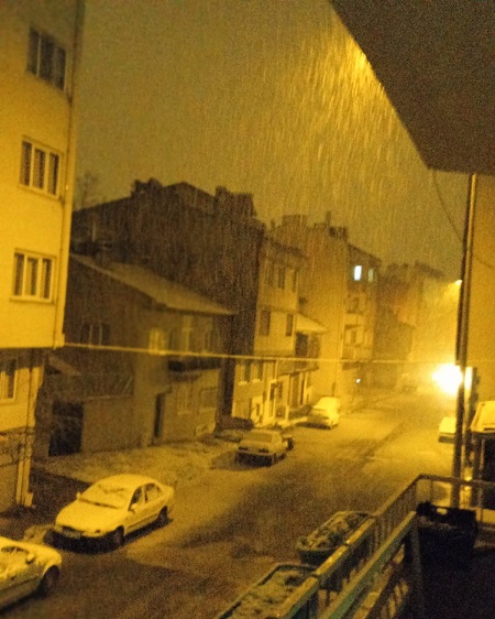 Sahur vakti başladı, kent beyaza büründü