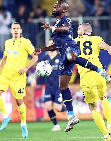 Foto - Saiss'ın yerine sürpriz aday! Süper Lig'den... Altın gibi bir gol olacak, geliyor