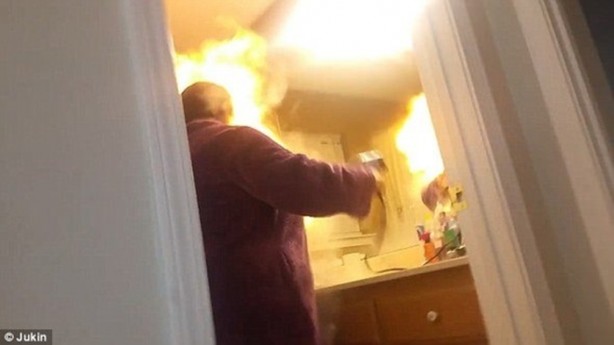 Foto - Şaka yapmak isterken karısının yüzünü yaktı