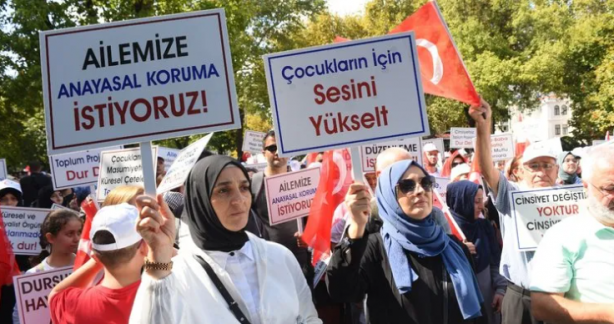 Foto - Sakallı kadın mini etekli erkek istemiyoruz