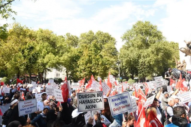 Foto - Sakallı kadın mini etekli erkek istemiyoruz