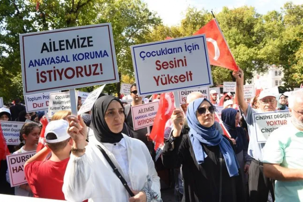 Foto - Sakallı kadın mini etekli erkek istemiyoruz